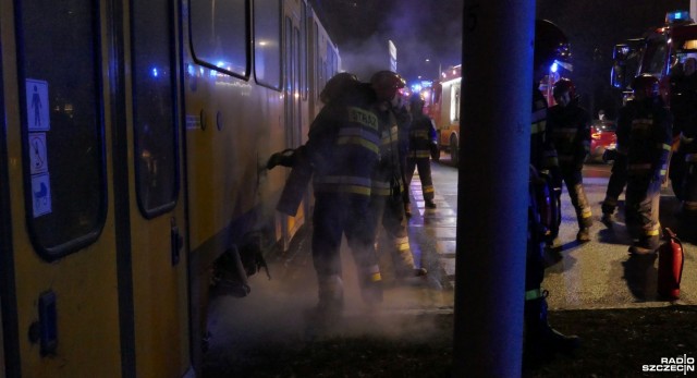 Uwaga kierowcy i pasażerowie szczecińskich tramwajów. W jednym ze składów przejeżdżającym przez plac Szarych Szeregów zatarły się hamulce i zapalił się silnik.