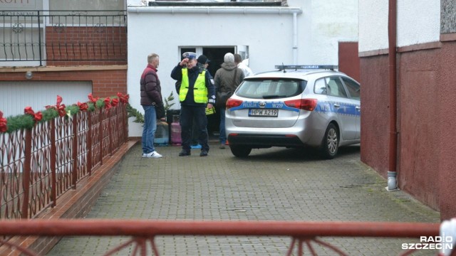 Znicze i kwiaty pojawiły się przed miejscem tragicznego pożaru w Koszalinie. W piątek po południu, w jednym z tamtejszych escape roomów zginęło pięć nastolatek, młody mężczyzna w ciężkim stanie jest w szpitalu.