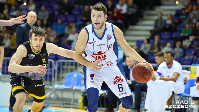 Koszykarze Kinga doznali nieoczekiwanej porażki w rozgrywkach o mistrzostwo Polski. Szczecinianie przegrali z przedostatnim w tabeli Treflem Sopot 94:104 w 14. kolejce Energa Basket Ligi.