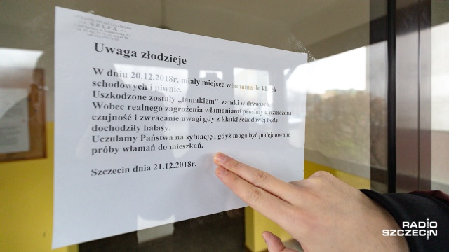 Uwaga, złodzieje - przestrzegają szczecińscy policjanci, a informują o tym też spółdzielnie mieszkaniowe. To w związku z ostatnią obserwacją wzrostu liczby włamań. Dzielnicowi pukają do drzwi mieszkań, a spółdzielnie wywieszają kartki z informacjami aby uważać.