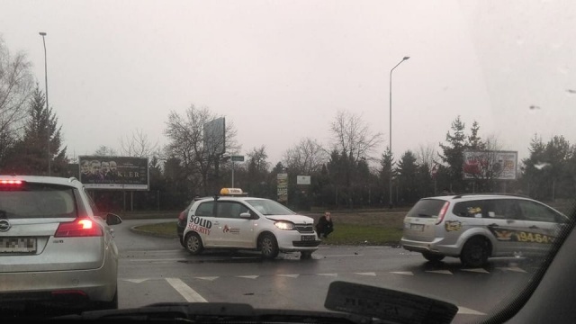 Wypadek na ulicy 26 Kwietnia między Turzynem a skrzyżowaniem z ul. Twardowskiego w Szczecinie.
