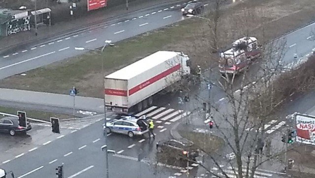 Potrącenie na przejściu dla pieszych przy skrzyżowaniu ulic Santockiej i 26 Kwietnia w Szczecinie.