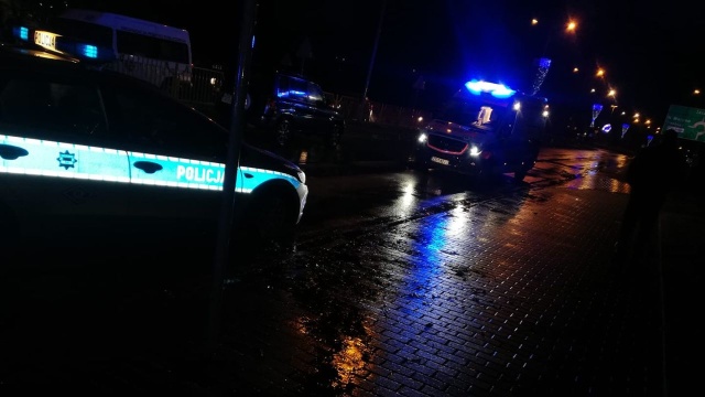 Samochód osobowy potrącił pieszego na ulicy Piłsudskiego w Policach. Do wypadku doszło około godziny 17 na przejściu dla pieszych w okolicach Targowiska Gminnego. Ranny trafił do szpitala.