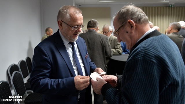 Zasypania podziałów - tego najczęściej życzyli sobie działacze opozycji z okresu PRL, którzy dzielili się opłatkiem na spotkaniu wigilijnym zorganizowanym przez IPN w Szczecinie w hotelu Vulcan.