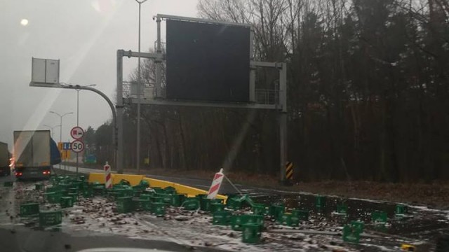 Utrudnienia wciąż trwają po tym, jak przed godziną 9 na węźle Kijewo z ciężarówki wypadły skrzynki z piwem.