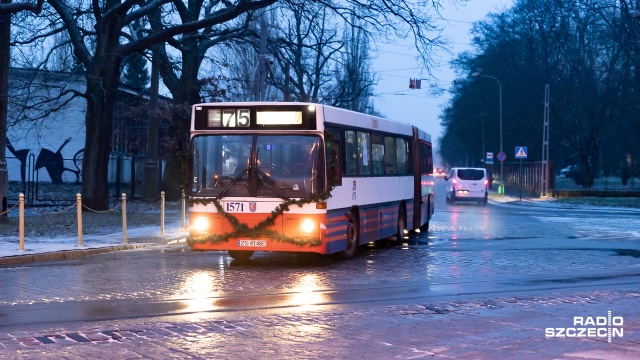 Niemal trzy dziesięciolecia, milion sześćset tysięcy kilometrów po miejskich ulicach. Ostatni miejski autobus Volvo B10MA ruszył w pożegnalną trasę po linii nr 75 z pętli Krzekowo na Dworzec Główny.