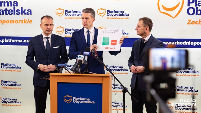 Przedstawiamy nasze zaniepokojenie na temat tego, co dzieje się w Grupie Azoty Police - tak rozpoczęli konferencję prasową posłowie Platformy Obywatelskiej - Arkadiusz Marchewka, Norbert Obrycki i Sławomir Nitras.