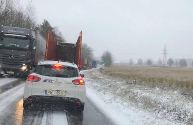 Lokalnie na drogach padający mokry śnieg z deszczem i temperatura w okolicach zera utrudniają jazdę. Uważać trzeba między innymi podczas podróży popularną Chociwelką, czyli wojewódzką drogą numer 142.
