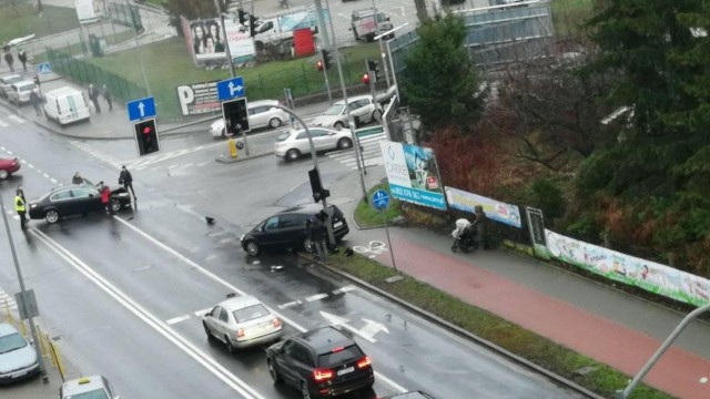 Dwa samochody osobowe zderzyły się na skrzyżowaniu ulicy Ku Słońcu z aleją Bohaterów Warszawy w Szczecinie.