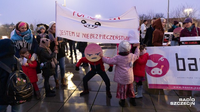Na co dzień są po przeciwnych stronach barykad, a w piątek stanęli ramię w ramię: zachodniopomorscy aktywiści na rzecz praw zwierząt oraz myśliwi. Powodem był protest przeciwko masowemu odstrzałowi dzików ze względu na rozprzestrzenianie się wirusa ASF. Demonstracja odbyła się na pl. Solidarności w Szczecinie.