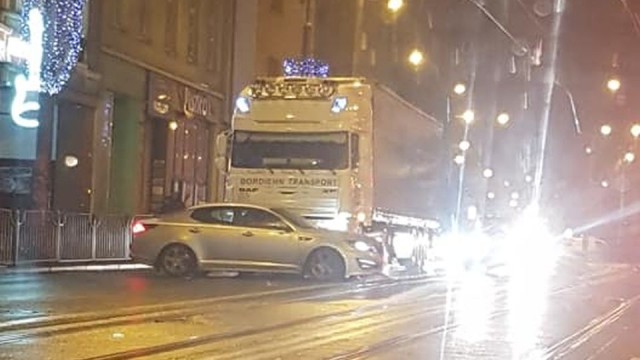 Marznący deszcz powodował w piątek kolizje i wypadki w Szczecinie i w regionie. W ich wyniku dwie osoby zostały ranne. Wraz z popołudniowym szczytem komunikacyjnym utworzyły się korki, niektóre autobusy mają opóźnienia.