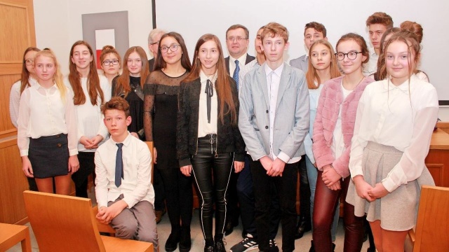 Oliwia Hennig i Oskar Sienkiewicz ze Sławna zwyciężyli w konkursie genealogiczno-historycznym Skąd mój ród, skąd moje korzenie. W pracach opisali dzieje swoich rodzin. W piątek w Archiwum Państwowym w Szczecinie wręczono nagrody.