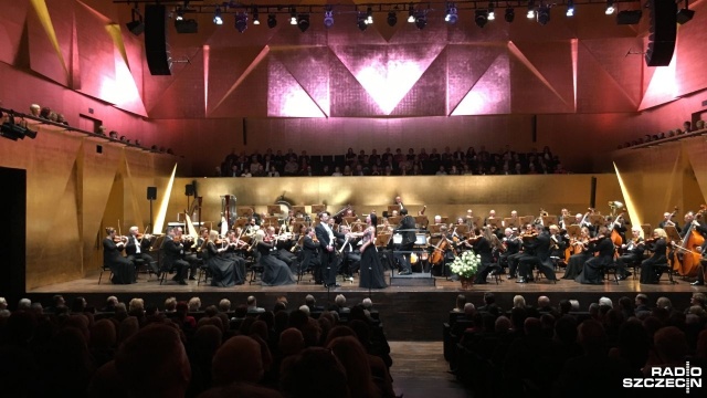 Coroczny koncert prezydencki odbył się w sobotni wieczór w Filharmonii imienia Mieczysława Karłowicza w Szczecinie. Tym razem orkiestra Filharmonii zagrała najpiękniejsze arie, duety operowe i operetkowe z udziałem znakomitych śpiewaków: sopranistki Joanny Woś i tenora Arnolda Rutkowskiego.