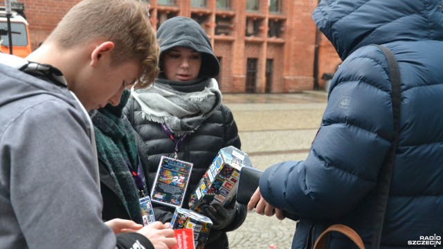 Wielka Orkiestra Świątecznej Pomocy gra również w Kołobrzegu. Przed miejscowym ratuszem trwają koncerty lokalnych zespołów. Od rana na miejscu można było podziwiać pokazy sprzętu ratowników czy rekonstrukcje historyczne.
