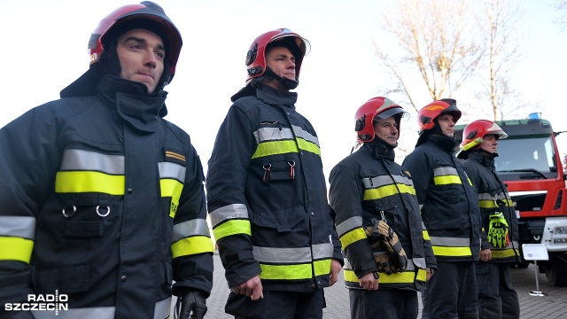 Uroczystość przekazania nowych wozów dla strażaków odbyła się na terenie Komendy Wojewódzkiej Państwowej Straży Pożarnej przy ulicy Firlika w Szczecinie.