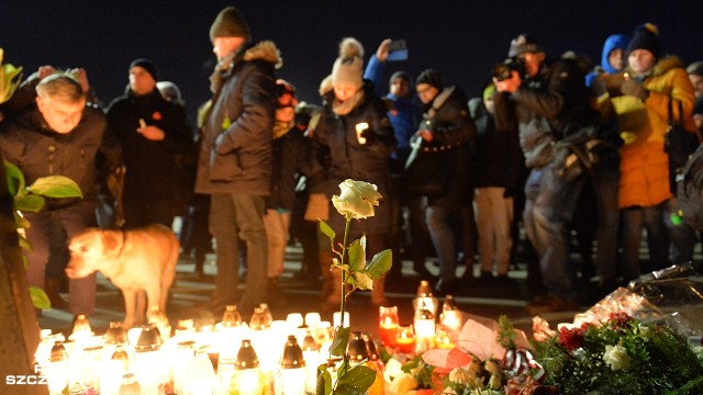 Uczcili pamięć tragicznie zmarłego prezydenta Gdańska Pawła Adamowicza. Około dwóch tysięcy osób zebrało się na szczecińskim Placu Solidarności na manifestacji przeciwko nienawiści i przemocy.