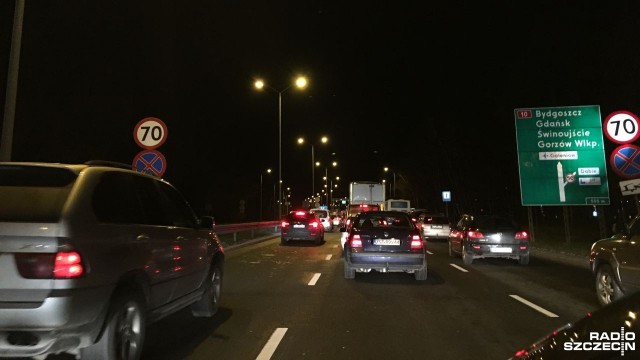 Co najmniej do wtorku zamknięty będzie jeden z dwóch pasów wyjazdowej jezdni ze Szczecina.