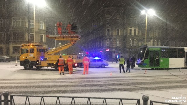 Zerwana sieć trakcyjna i uszkodzony pantograf to przyczyny zablokowanego przejazdu przez skrzyżowanie al. Piastów z ul. Jagiellońską w Szczecinie. Do awarii doszło tuż przed godz. 5 rano, o godz. 7 awarię usunięto i sytuacja wróciła do normy.