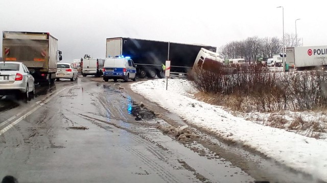 - Śnieżyca na S3, widoczność znacznie ograniczona, droga cała biała. - Gdzie ta akcja zima Zima znowu zaskoczyła drogowców - alarmują słuchacze Radia Szczecin.