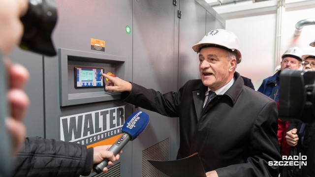 W Stoczni Szczecińskiej oddano do użytku kolejną instalację potrzebną do budowy statków. Obok ośrodka czyszczenia i malowania blach kosztem miliona złotych wybudowano nowoczesną sprężarkownię. Urządzenie ma dostarczać sprężone powietrze na teren całej stoczni.