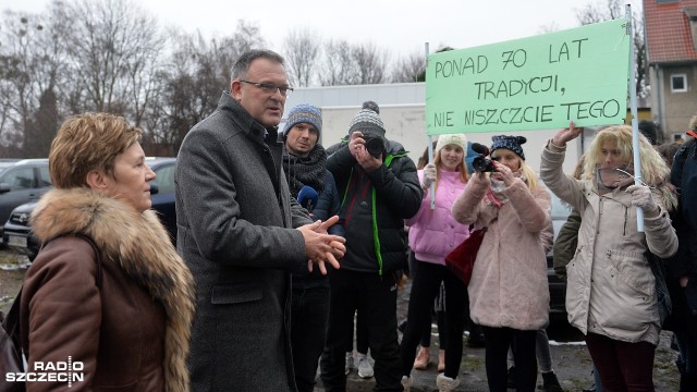 Protesty w szczecińskim Centrum Edukacji Ogrodniczej w Zdrojach. Ponad setka nastoletnich uczniów wyszła we wtorek przed szkołę z transparentami. To reakcja na pogłoskę, że miasto planuje działającą od kilkudziesięciu lat placówkę wygasić.