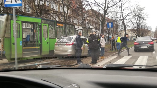 Dwie osoby zostały ranne w zderzeniu tramwaju z samochodem osobowym na Placu Odrodzenia w Szczecinie.
