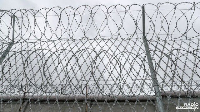 Siedem lat spędzi w więzieniu 24-letni mężczyzna z Kołobrzegu, który zgwałcił, a następnie wypchnął przez balkon swoją byłą partnerkę. Wyrok w tej bulwersującej sprawie zapadł w Sądzie Rejonowym w Kołobrzegu.