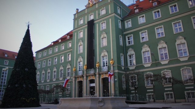 Od godziny 17.00 obowiązuje w całym kraju żałoba narodowa. Na budynku szczecińskiego magistratu zawisła symboliczna czarna flaga.