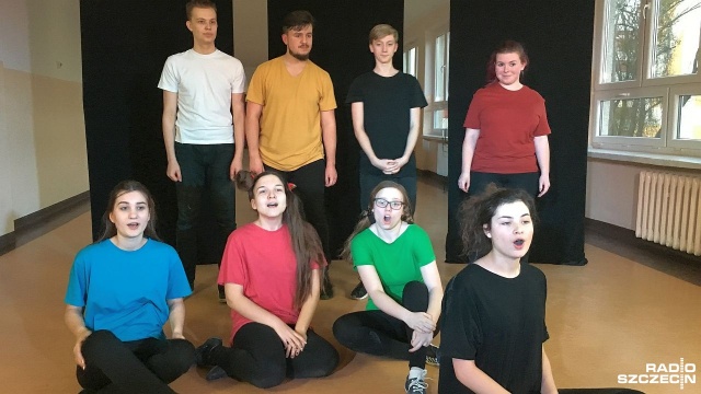 Licealiści pamiętają o swoich dziadkach. Z okazji nadchodzącego Dnia Babci i Dnia Dziadka Grupa Teatralna Studia Teatr w Szczecinie zaprezentowała dla seniorów z Pomorzan spektakl składający się z bajek Brzechwy. Spotkanie zorganizowano w XVI Liceum Ogólnokształcącym w ramach projektu Młodzi lajkują starszych.