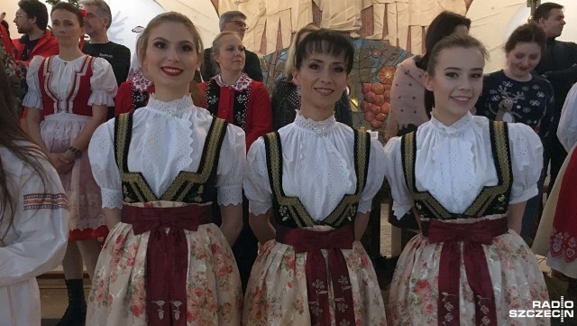 Zespół Pieśni i Tańca Szczecinianie kolędował w kościele przy Szkołach Salezjańskich przy ul. Ku Słońcu. Zabrzmiały kolędy i pastorałki ze wszystkich stron Polski. Gościem specjalnym był żywiecki zespół PoPieronie.