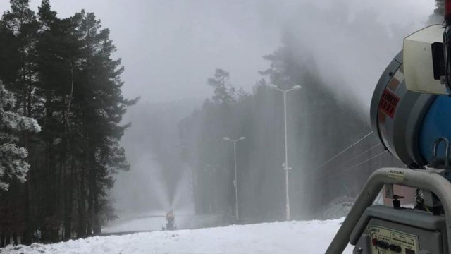 Narciarski stok w Szczecinie w przygotowaniu. Szefowie Gubałówki informują, że rozpoczęło się jego naśnieżanie i jeśli wszystko pójdzie zgodnie z planem, to na nartach albo desce snowboardowej będzie można pojeździć za kilka dni.