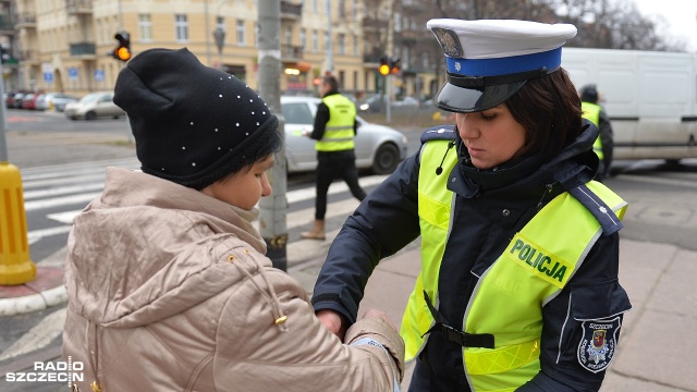 Wręczali odblaski seniorom, żeby poprawić ich widoczność na drodze. Szczecińscy strażnicy miejscy oraz policjanci wyszli w poniedziałek rano na ulice Szczecina, żeby rozdać mieszkańcom odblaskowe opaski oraz zawieszki.
