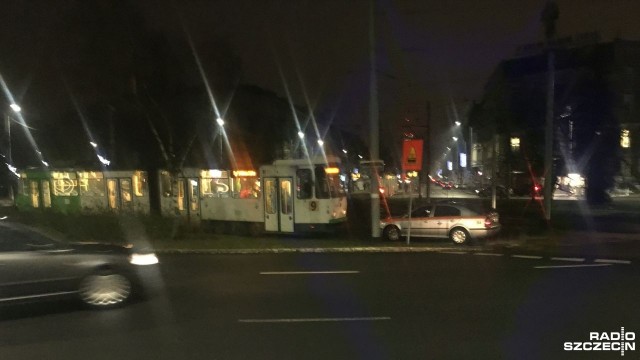 Na Alei Wojska Polskiego przy ul. Zaleskiego z samochodem osobowym zderzyła się tramwajowa 9. Nikomu na szczęście nic się nie stało ale tramwaj wypadł z rozkładu jazdy i oczekiwał na holowanie na martwym torze na rondzie Szarych Szeregów.