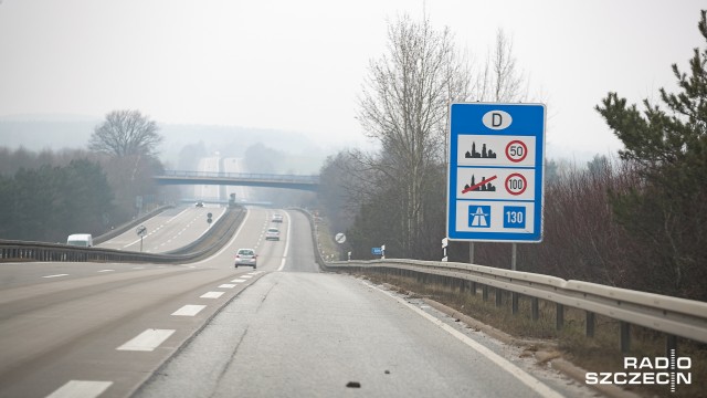 To może być koniec z jazdą 180 czy 200 kilometrów na godzinę na niemieckich autostradach. Jak donoszą media z tego kraju, władze po zachodniej stronie Odry zastanawiają się czy nie wprowadzić stałego ograniczenia prędkości do 130 kilometrów. Dziś jest ona jedynie zalecana przez władze.