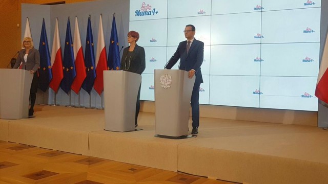 Premier Mateusz Morawiecki powiedział, że program Mama 4 plus jest wyrazem wdzięczności dla matek i babć. Rząd przyjął na wtorkowym posiedzeniu projekt ustawy w tej sprawie.