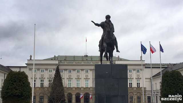Kierowca samochodu wjechał w zaporę przed Pałacem Prezydenckim w Warszawie. Rzecznik Służby Ochrony Państwa Bogusław Piórkowski powiedział, że mężczyzna został obezwładniony. Najprawdopodobniej stracił kontrolę nad pojazdem.