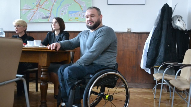 Pełnomocnik do spraw likwidacji barier architektonicznych - takie stanowisko powołano w kołobrzeskim urzędzie miasta. Jest to kolejny krok w realizacji programu Kołobrzeg bez barier, mającego ułatwić funkcjonowanie w mieście osobom niepełnosprawnym.