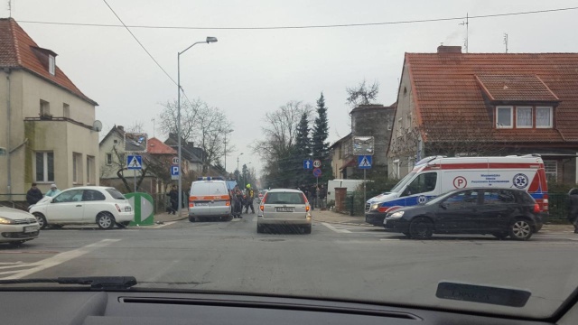 Wypadek na skrzyżowaniu ulic Łukasińskiego i Reduty Ordona w Szczecinie. Po zderzeniu dwóch samochodów, jedno z nich wjechało w pobliskie ogrodzenie.