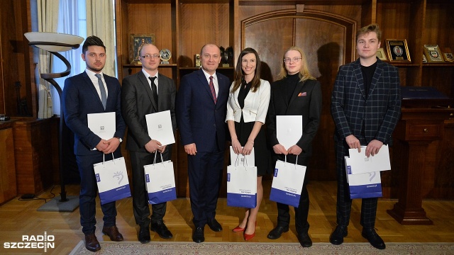 Sześciu studentów i doktorantów odebrało w środę stypendia prezydenta Szczecina. Wśród wyróżnionych przez specjalną kapitułę, składającą się z przedstawicieli wszystkich szczecińskich uczelni, są m.in graficy czy inżynierowie.