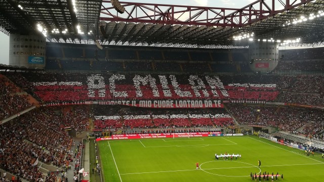 Włoskie media są przekonane, że AC Milan z zakupionym w środę z Genoi Krzysztofem Piątkiem, w przyszłym sezonie zagra w Lidze Mistrzów. O 13:00 w ośrodku treningowym Milanu - Milanello, Polak zostanie zaprezentowany mediom na konferencji prasowej.