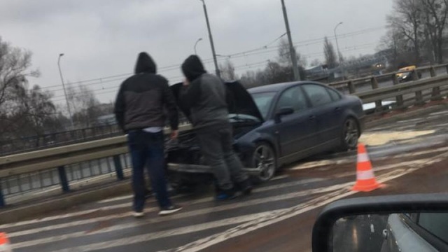 Na zjeździe z Trasy Zamkowej w stronę Basenu Górniczego jadący Volkswagenem kierowca wpadł w poślizg i zakończył jazdę na barierach energochłonnych. Są niewielkie kłopoty z przejazdem.
