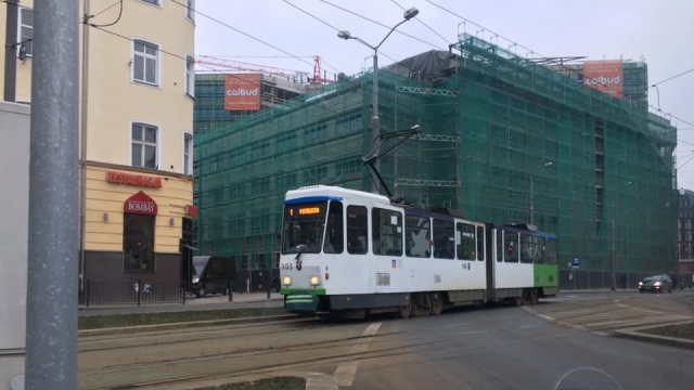 Na alei 3 Maja w stronę Narutowicza samochód osobowy wjechał w tramwaj linii 1.
