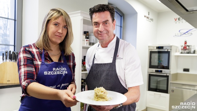 Wraz z Leszkiem Wodnickim z Kulinarnego Atelier pokazujemy jak zrobić danie bardzo proste i bardzo szybkie. Tym razem przyszła pora na spaghetti alla carbonara