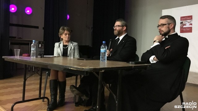 W Polsce trwa walka o wykluczenie duchownych z życia publicznego - mówił znany reżyser i były kandydat na prezydenta RP na spotkaniu w Szczecinie. Domagają się tego formacje, które postulują rozdział Kościoła od państwa - tłumaczył Grzegorz Braun. Tymczasem Polsce potrzebny jest silny głos duchownych, krytyczny wobec władzy.