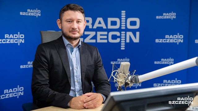 Nie zgadza się z gospodarczym obliczem rządu PiS, ocenia - i nie wycofuje się z tych słów - że obecna władza uprawia goebbelsowską propagandę - tak mówił w poniedziałek w Rozmowach pod krawatem Jakub Kozieł, szczeciński przedstawiciel ruchu Kukiz03915.