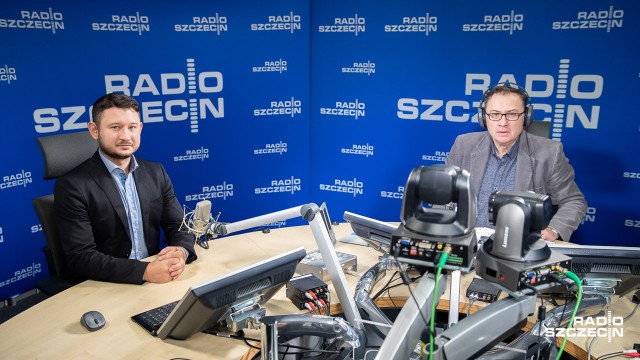 Na pokładzie Kukiz03915 trwa sztorm - przyznaje szczeciński działacz ruchu. Ale jak zapewniał Jakub Kozieł w Rozmowach pod krawatem to nie koniec ugrupowania i w Warszawie toczą się negocjacje w sprawie ewentualnego wspólnego startu kandydatów Kukiz03915 oraz Bezpartyjnych z jednej listy w jesiennych wyborach parlamentarnych. Szczegółów tych rozmów nie ujawnił.