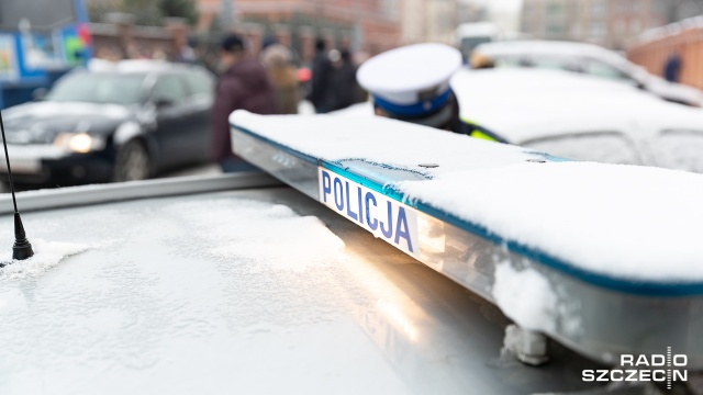 Niebezpiecznie zrobiło się na ulicach Szczecina. Kierujący osobowymi Mercedesem i Oplem zderzyli się na ulicy Krzywoustego przy skrzyżowaniu z Bogusława.