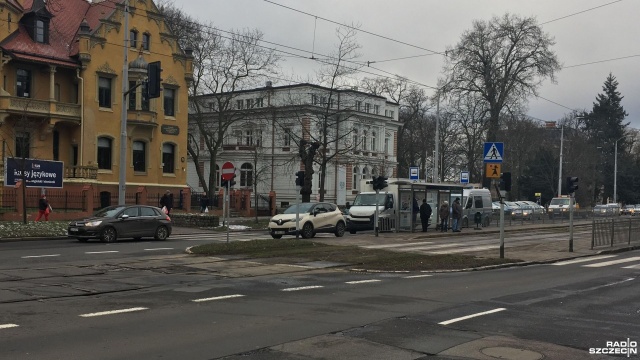 Jedna osoba została ranna w wypadku do którego doszło na skrzyżowaniu alei Wojska Polskiego z ulicą Felczaka w kierunku placu Szarych Szeregów w Szczecinie.