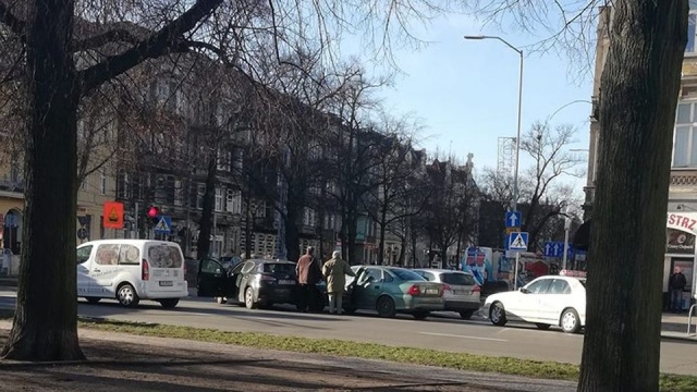 Dwa samochody osobowe zderzyły się na zjeździe z placu Grunwaldzkiego w stronę Szarych Szeregów. Są kłopoty z przejazdem. Policja interweniuje też przy stłuczkach: na ul. Klonowica przy zajezdni autobusowej oraz na ulicy Ku Słońcu przy Sterze.