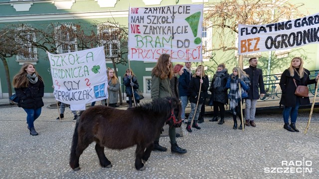 Młodzieżowy Ośrodek Socjoterapii przy ulicy Jagiellońskiej w Szczecinie ma zostać przeniesiony do budynku obecnego Centrum Edukacji Ogrodniczej w Zdrojach. To oficjalna propozycja Wydziału Oświaty Urzędu Miasta zaprezentowana w środę radnym Komisji Edukacji.